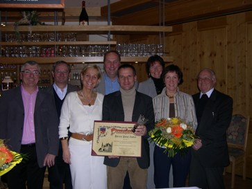 vorne: Amtsleiter Ferdinand Rummer, BGM Sonja Ottenbacher, Paul Zotter, Lisbeth Zotter, Altdechant Peter Hofer; hintere Reihe: Dechant Pater Paul Mitterdorfer, GV Vital Enzinger, PGR-Obfrau Brigitte Enzinger